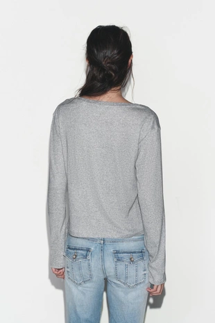 Футболка с вырезом «лодочка» и длинными рукавами