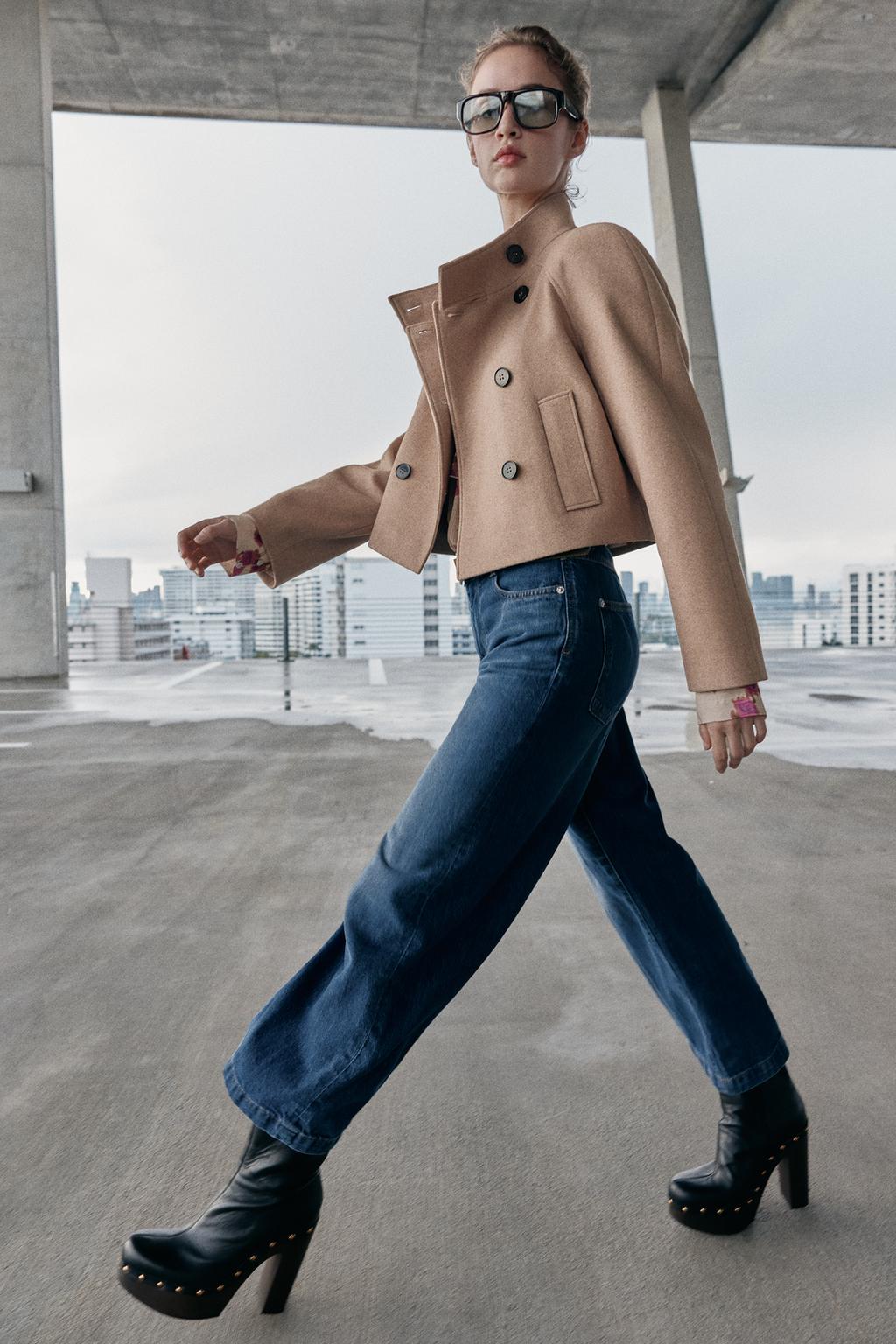 КОРОТКОЕ ДВУБОРТНОЕ ПАЛЬТО С ВОРОТНИКОМ-СТОЙКОЙ