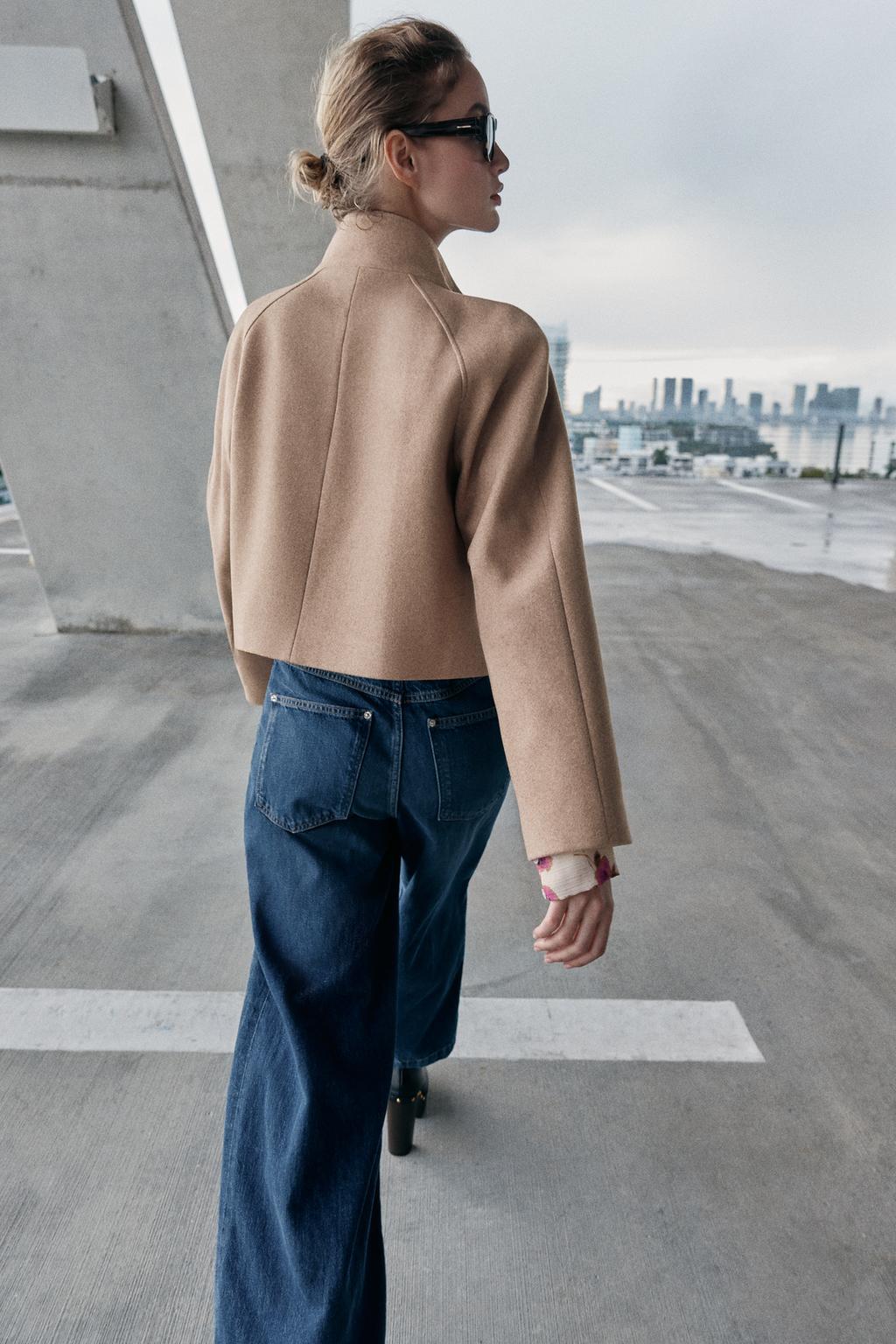 КОРОТКОЕ ДВУБОРТНОЕ ПАЛЬТО С ВОРОТНИКОМ-СТОЙКОЙ