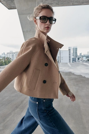 Короткое двубортное пальто с воротником-стойкой