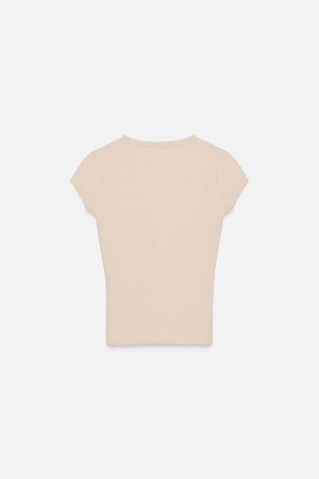 ФУТБОЛКА С V-ОБРАЗНЫМ ВЫРЕЗОМ