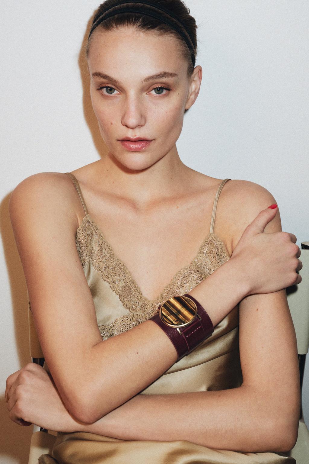 Браслет из натуральной кожи с камнем