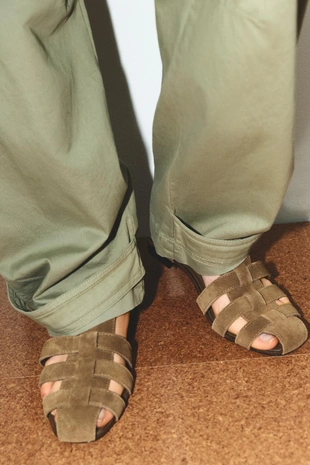 Сандалии из замши с ремешками- Заказать в России