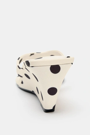 Босоножки на танкетке в горошек- Заказать в России