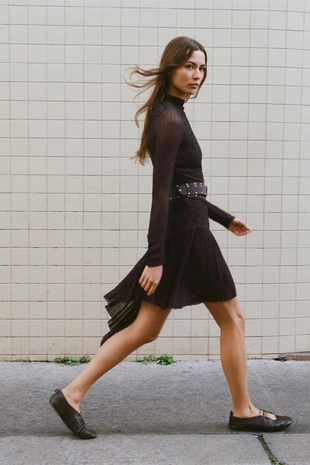 Асимметричное мини-платье с ремнем- Заказать в России