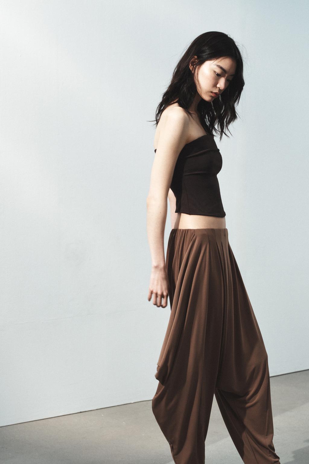 АCИММЕТРИЧНЫЕ БРЮКИ BAGGY ИЗ СТРУЯЩЕЙСЯ ТКАНИ