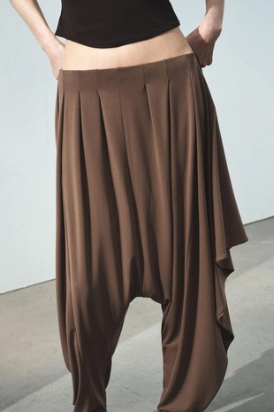 АCимметричные брюки BAGGY из струящейся ткани- Заказать в России