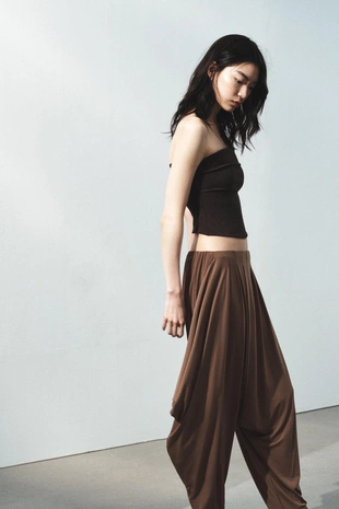 АCимметричные брюки BAGGY из струящейся ткани- Заказать в России