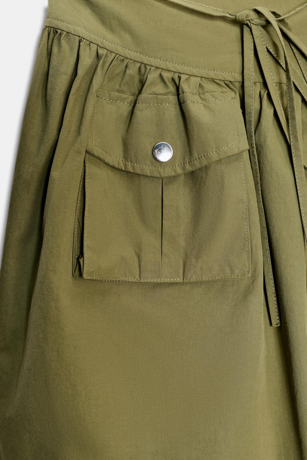 КОРОТКАЯ ОБЪЕМНАЯ ЮБКА С ПРЯЖКОЙ