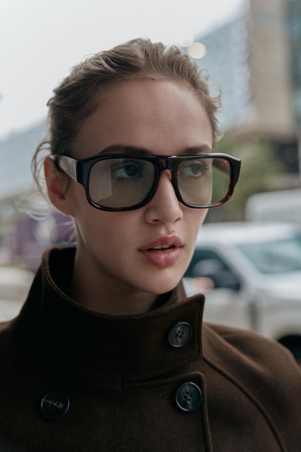 КОРОТКОЕ ДВУБОРТНОЕ ПАЛЬТО С ВЫСОКИМ ВОРОТНИКОМ