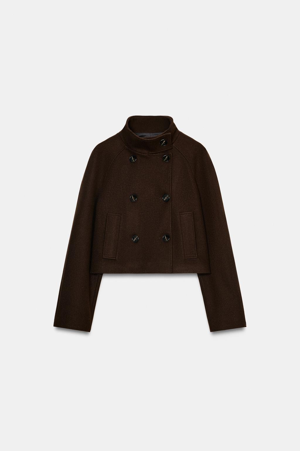 КОРОТКОЕ ДВУБОРТНОЕ ПАЛЬТО С ВЫСОКИМ ВОРОТНИКОМ