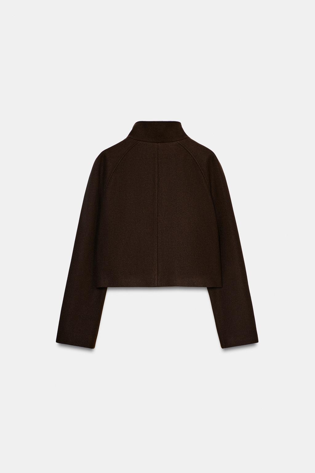 КОРОТКОЕ ДВУБОРТНОЕ ПАЛЬТО С ВЫСОКИМ ВОРОТНИКОМ