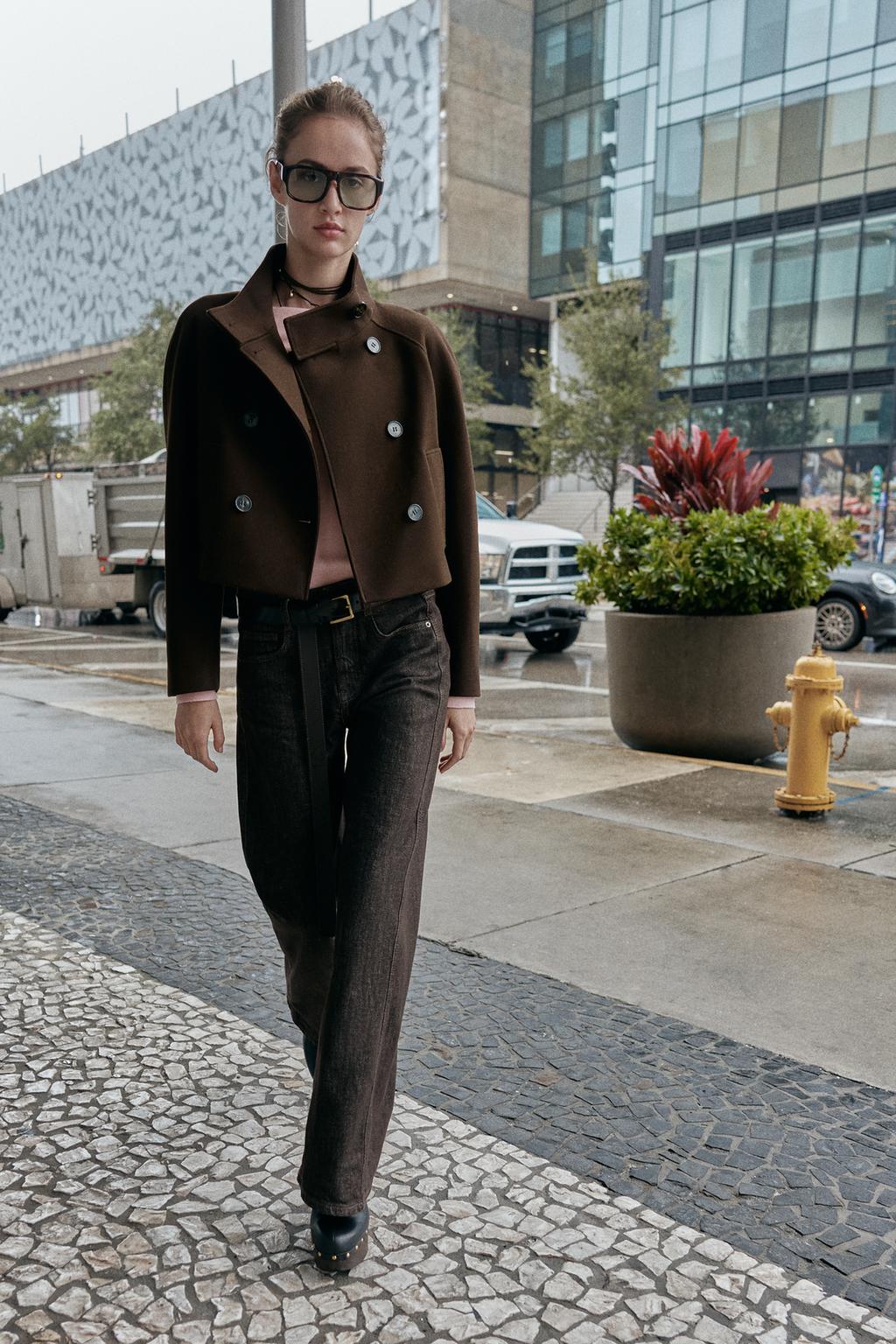 КОРОТКОЕ ДВУБОРТНОЕ ПАЛЬТО С ВЫСОКИМ ВОРОТНИКОМ