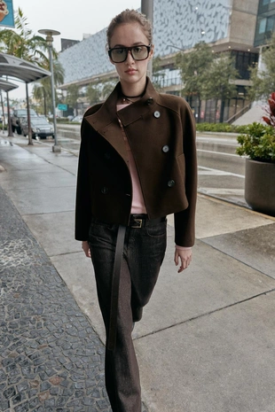 Короткое двубортное пальто с высоким воротником- Заказать в России