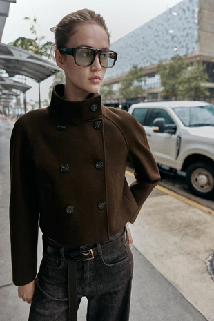 Короткое двубортное пальто с высоким воротником- Заказать в России