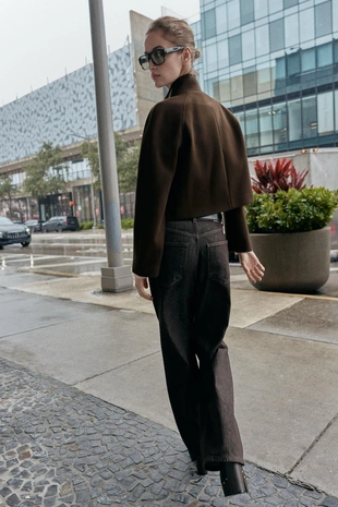 Короткое двубортное пальто с высоким воротником- Заказать в России