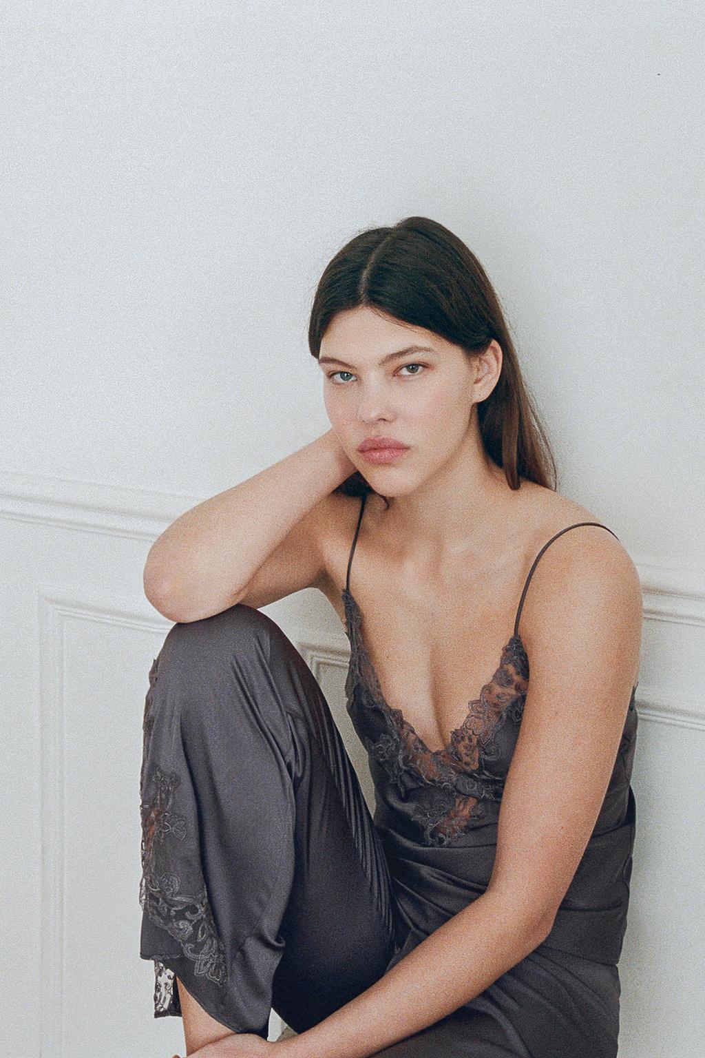 АТЛАСНЫЙ ТОП НА БРЕТЕЛЯХ С КРУЖЕВОМ