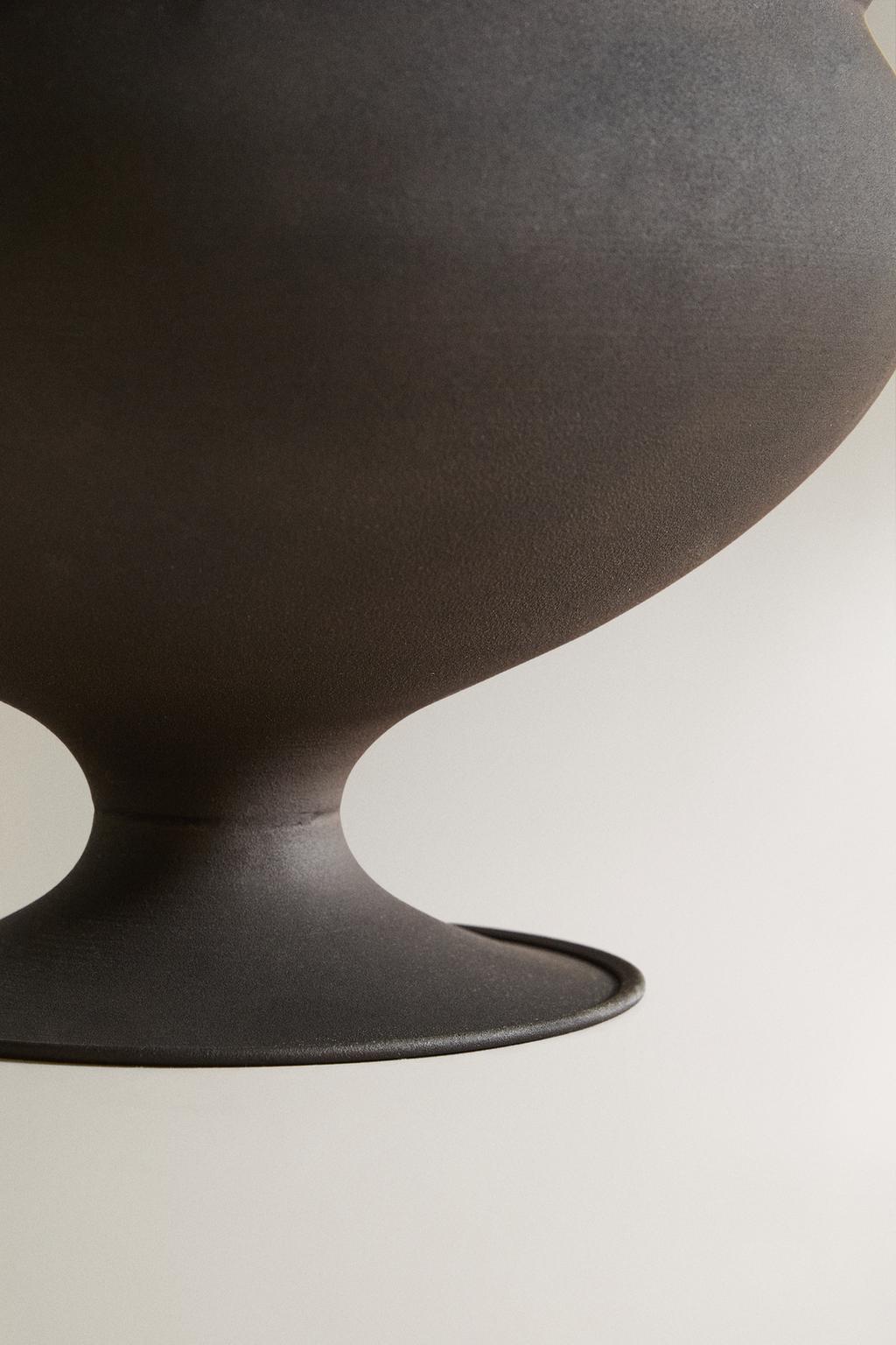 Высокая металлическая кастрюля