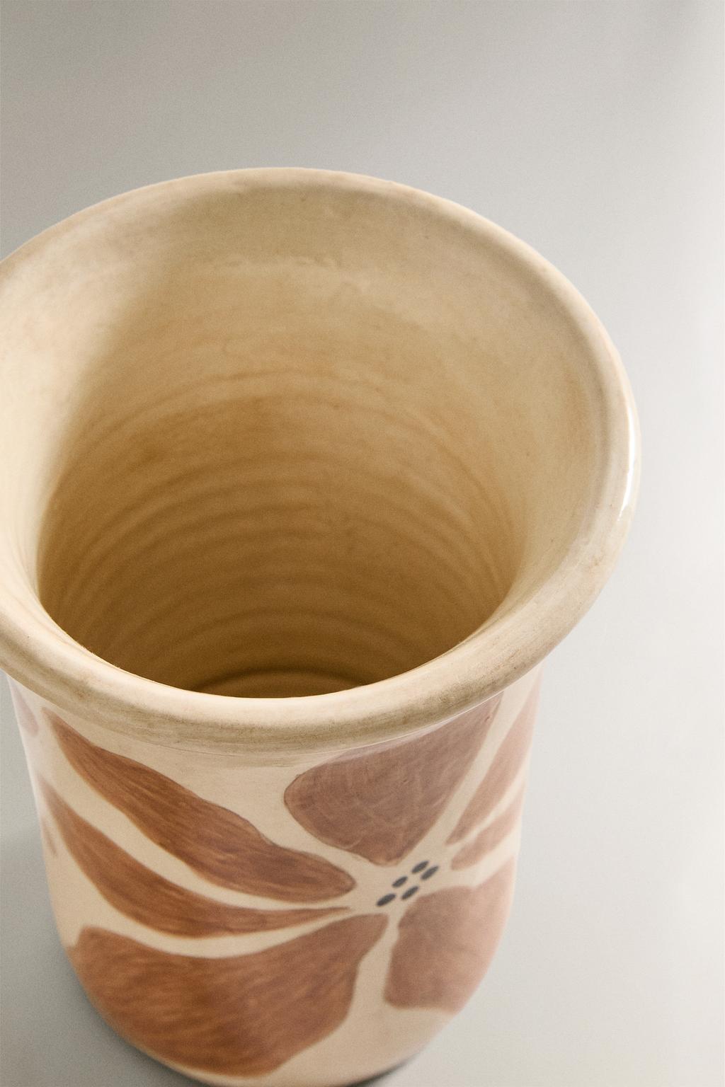 Ваза с нарисованными цветами