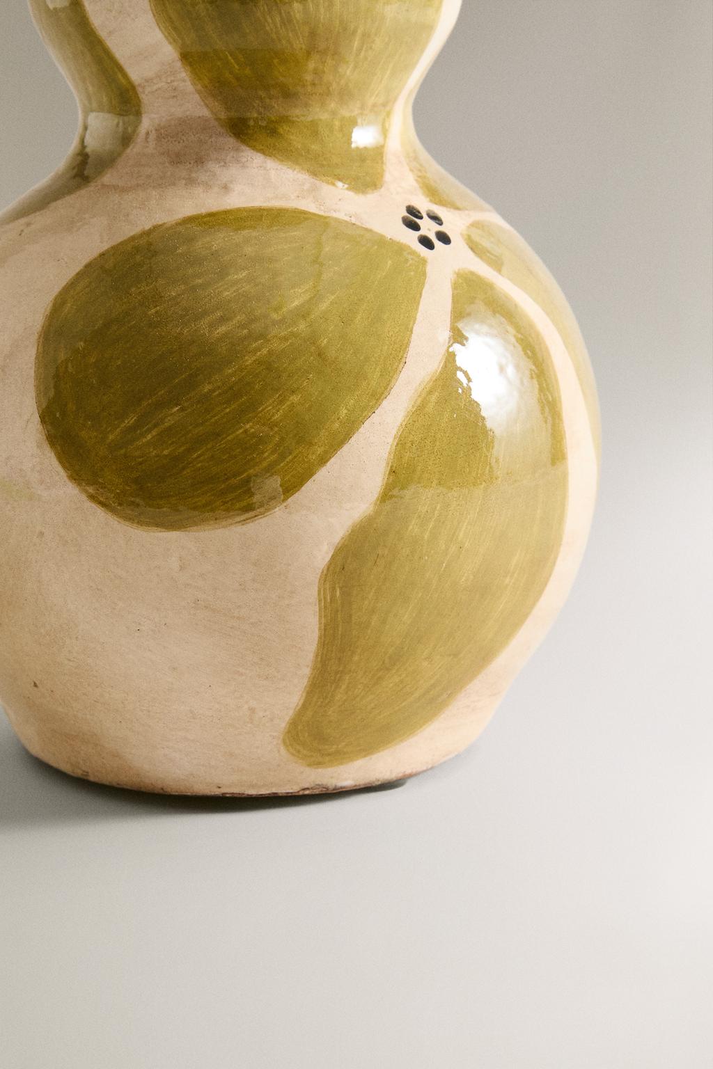 Ваза с цветочным узором из терракоты