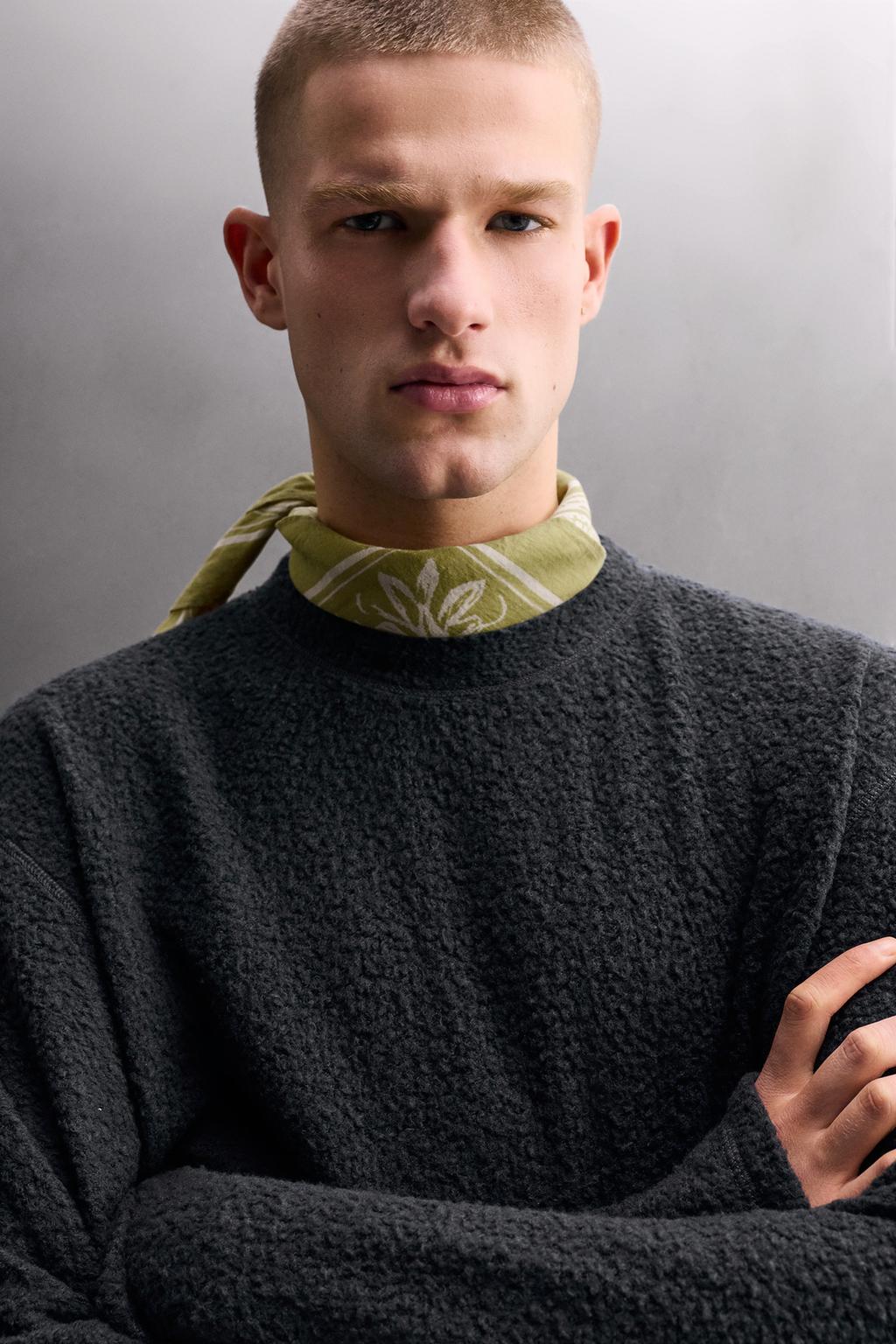 ТОЛСТОВКА ИЗ ФАКТУРНОЙ ТКАНИ С ШЕРСТЬЮ