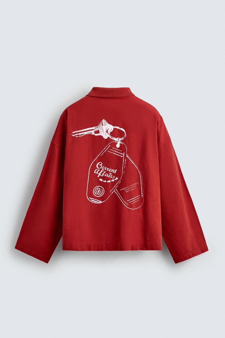 Рубашка с поло в рубчик с принтом на брелке