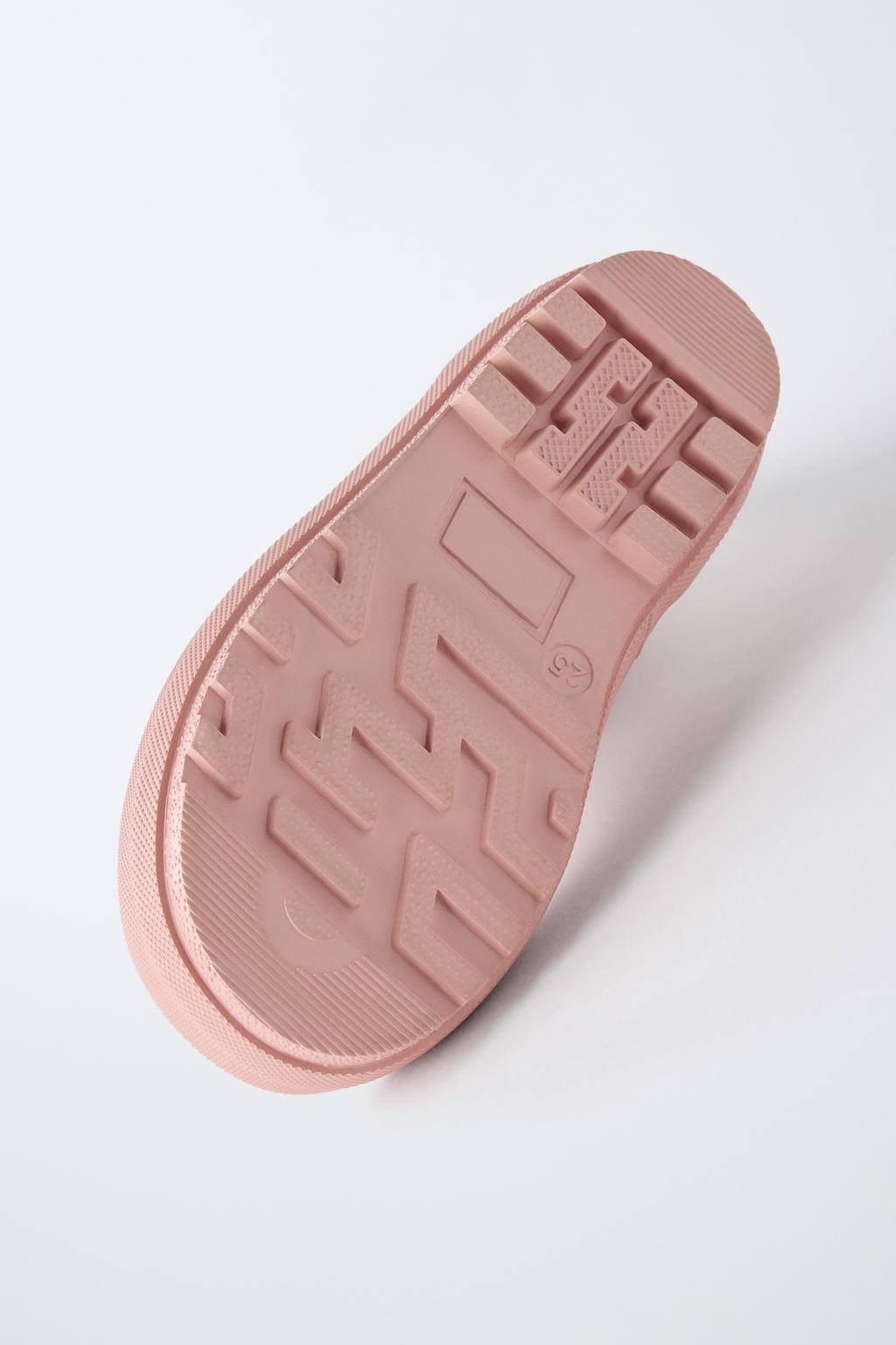 РЕЗИНОВЫЕ БОТИНКИ С ЭЛАСТИЧНЫМИ ВСТАВКАМИ