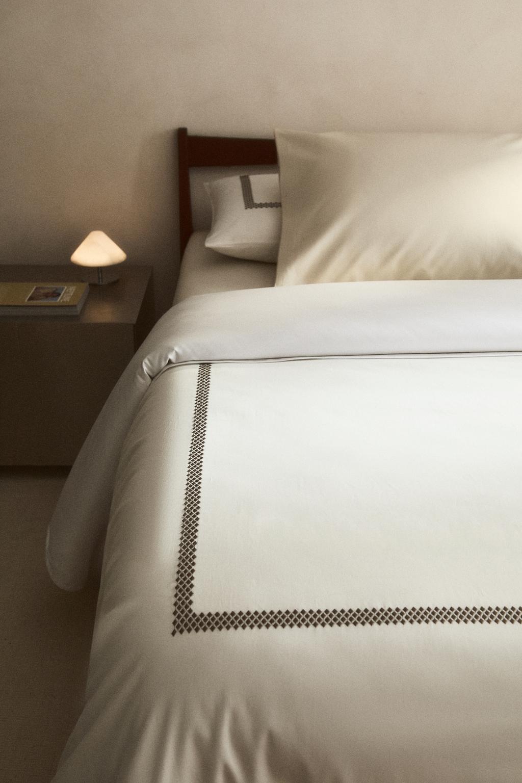 Двуспальный комплект из сатина с геометрической вышивкой