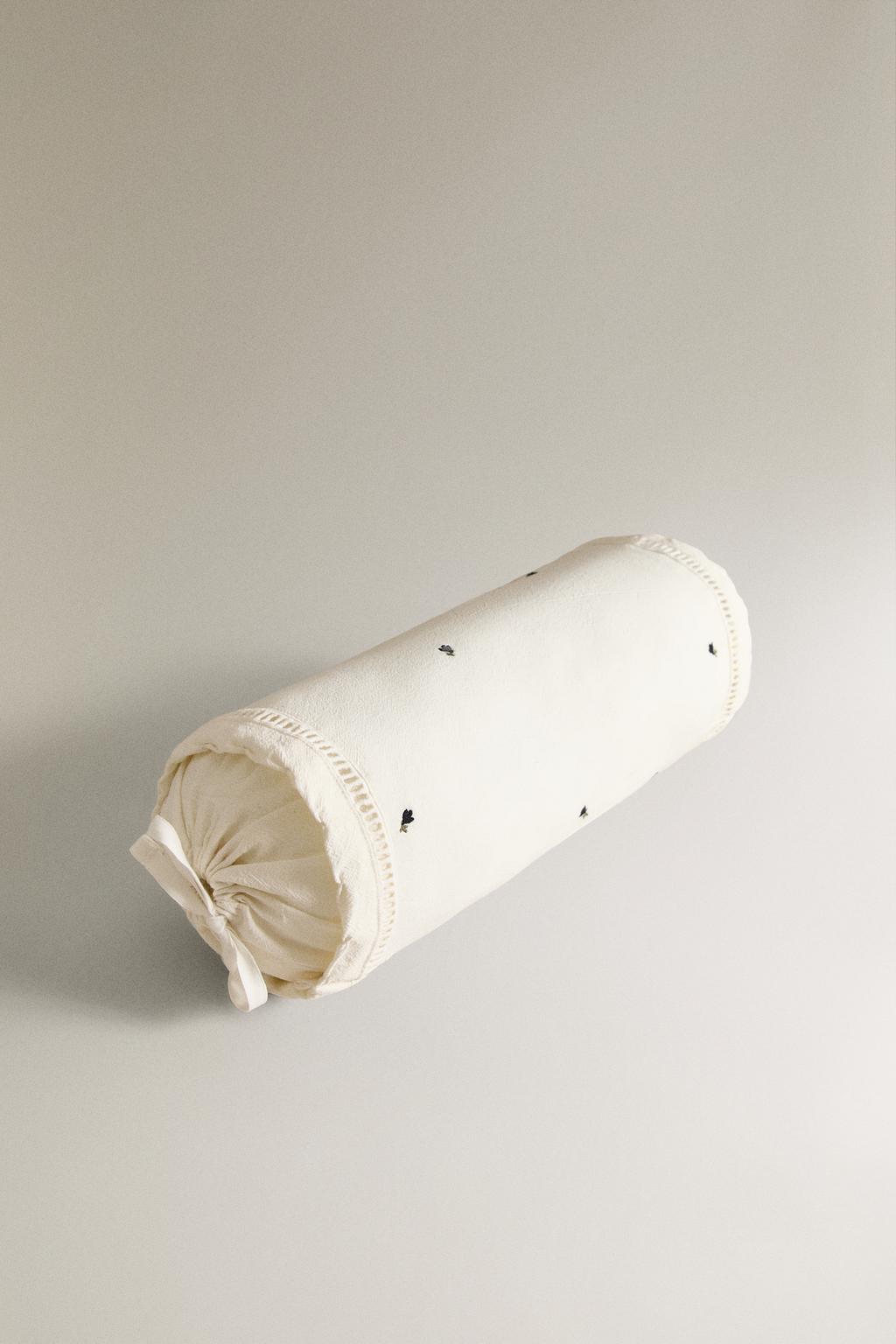 Декоративная подушка с цветочным узором для детей