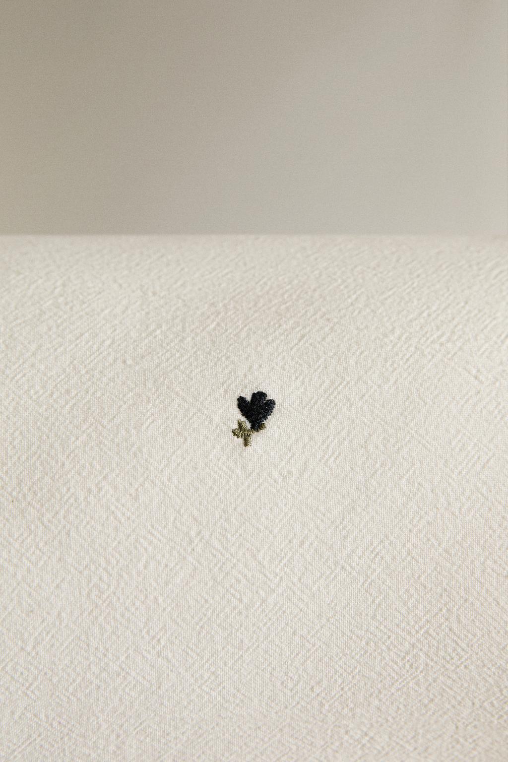 Декоративная подушка с цветочным узором для детей