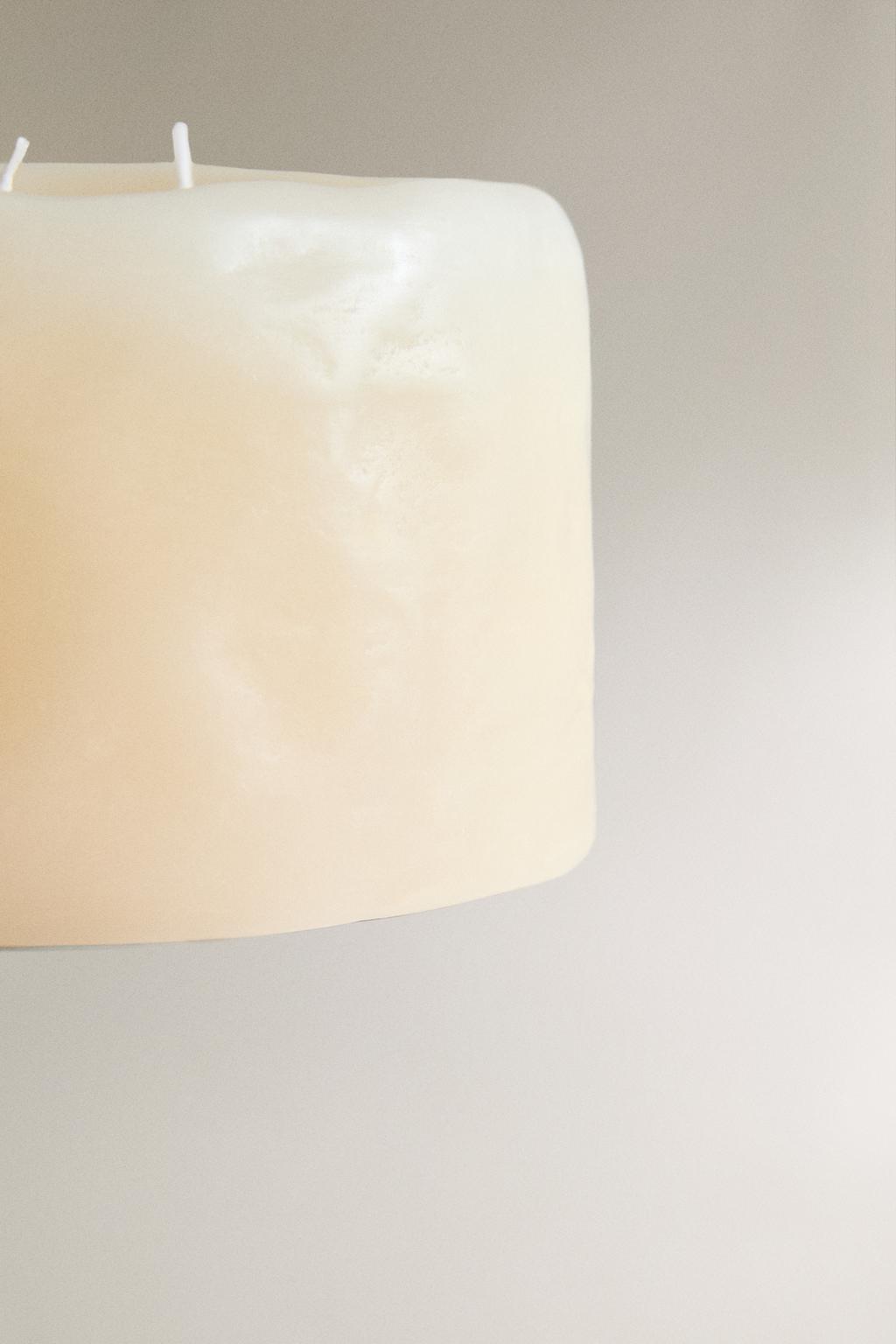 Декоративная бежевая свеча