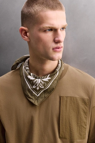 Футболка с длинными рукавами и карманом- Заказать в России