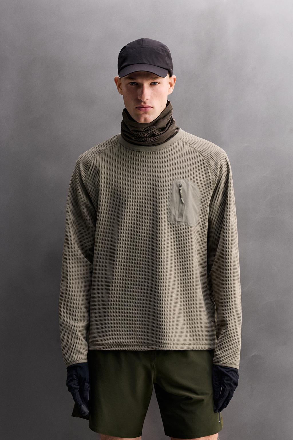 ФУТБОЛКА ИЗ РЕЛЬЕФНОЙ ТКАНИ ВАФЕЛЬНОГО ПЕРЕПЛЕТЕНИЯ С КАРМАНОМ