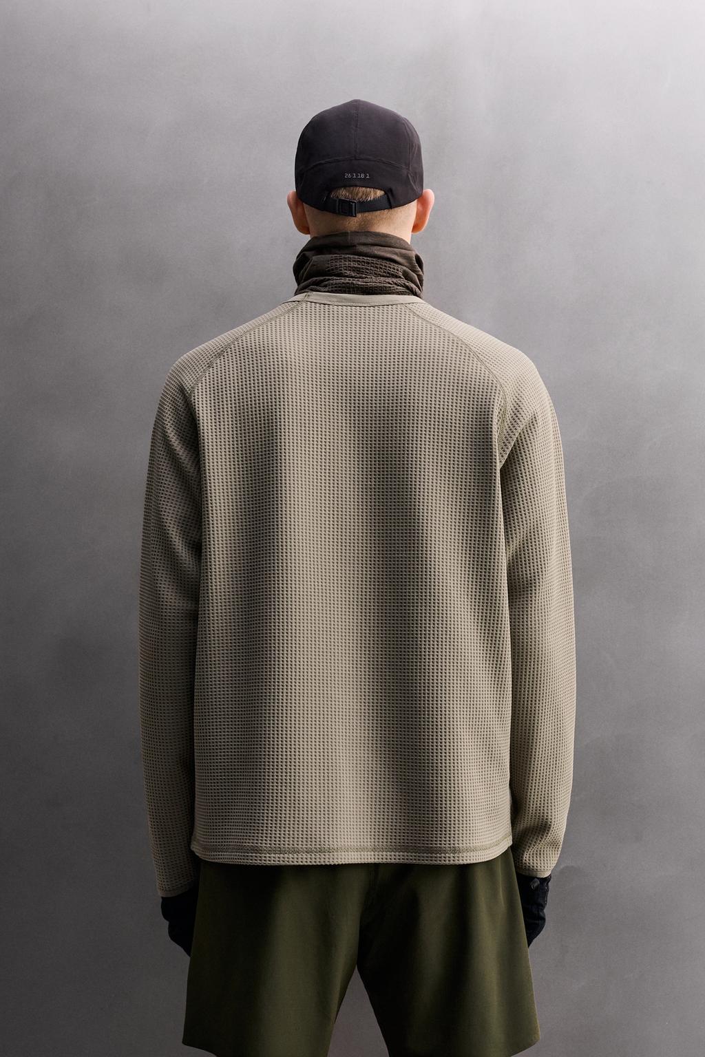 ФУТБОЛКА ИЗ РЕЛЬЕФНОЙ ТКАНИ ВАФЕЛЬНОГО ПЕРЕПЛЕТЕНИЯ С КАРМАНОМ