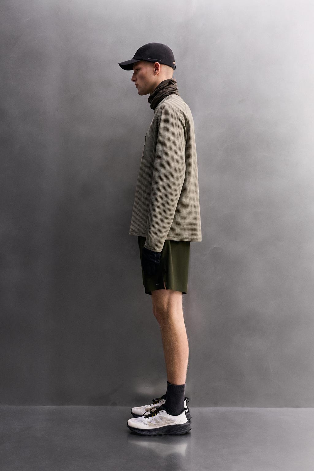 ФУТБОЛКА ИЗ РЕЛЬЕФНОЙ ТКАНИ ВАФЕЛЬНОГО ПЕРЕПЛЕТЕНИЯ С КАРМАНОМ