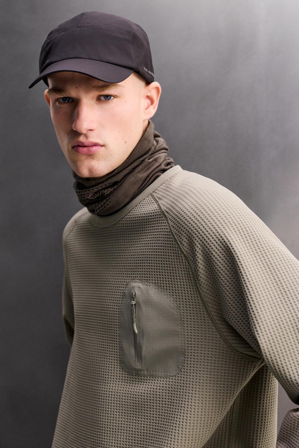 ФУТБОЛКА ИЗ РЕЛЬЕФНОЙ ТКАНИ ВАФЕЛЬНОГО ПЕРЕПЛЕТЕНИЯ С КАРМАНОМ