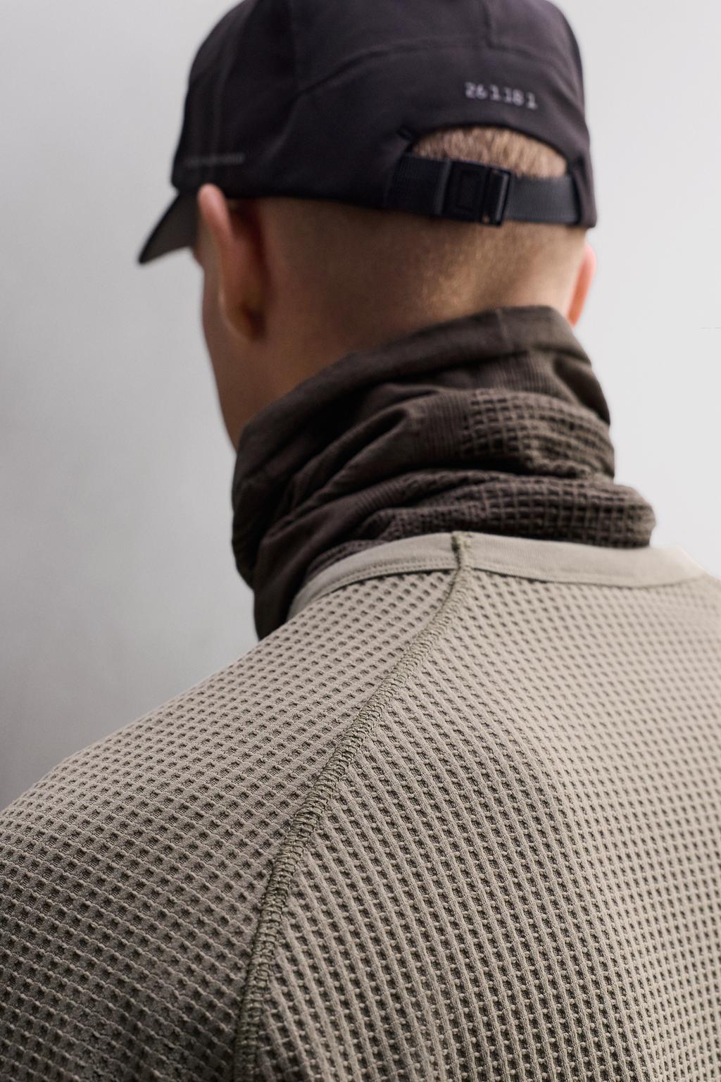 ФУТБОЛКА ИЗ РЕЛЬЕФНОЙ ТКАНИ ВАФЕЛЬНОГО ПЕРЕПЛЕТЕНИЯ С КАРМАНОМ