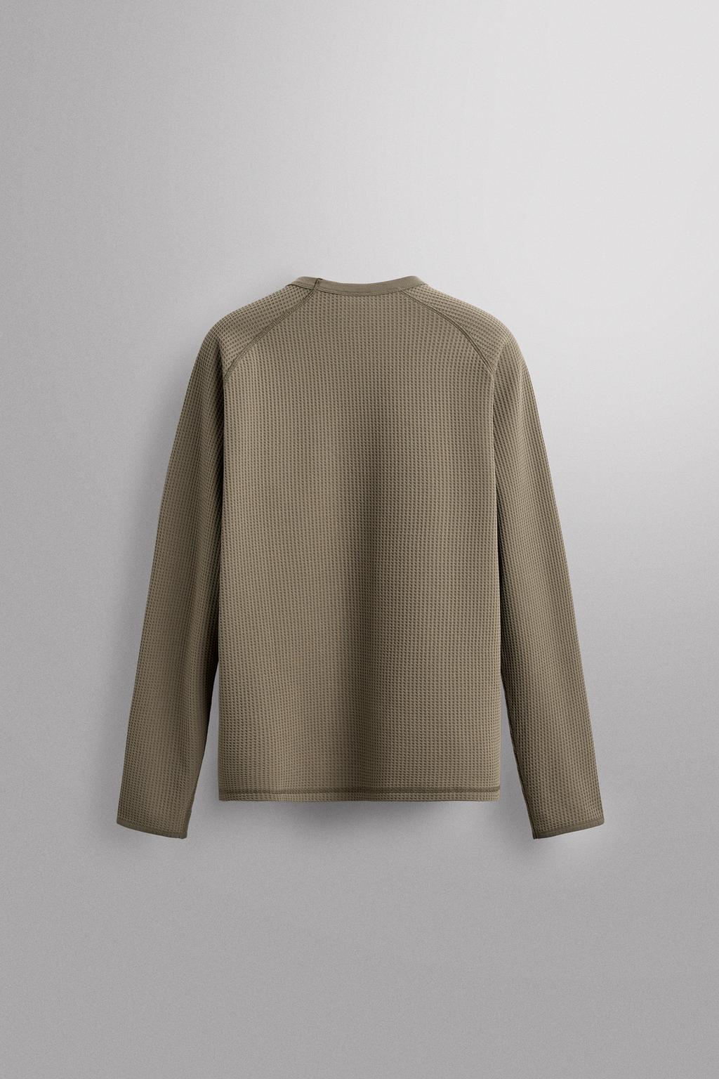 ФУТБОЛКА ИЗ РЕЛЬЕФНОЙ ТКАНИ ВАФЕЛЬНОГО ПЕРЕПЛЕТЕНИЯ С КАРМАНОМ