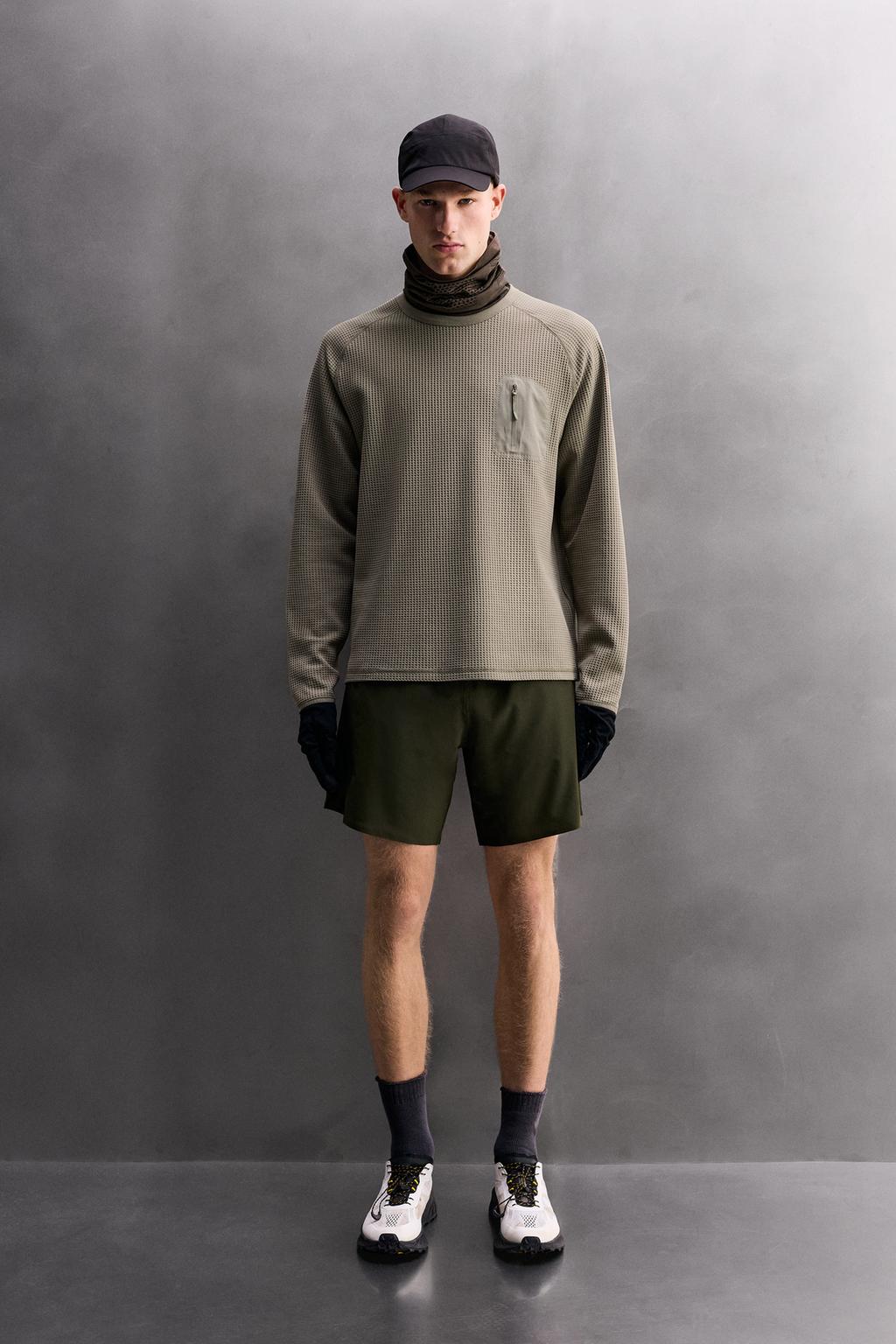 ФУТБОЛКА ИЗ РЕЛЬЕФНОЙ ТКАНИ ВАФЕЛЬНОГО ПЕРЕПЛЕТЕНИЯ С КАРМАНОМ