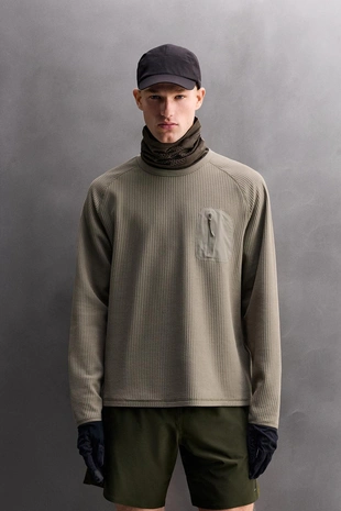 Футболка из рельефной ткани вафельного переплетения с карманом- Заказать в России