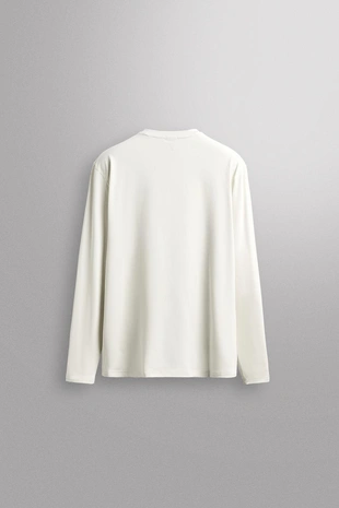 Базовая футболка с длинными рукавами из высокотехнологичной ткани