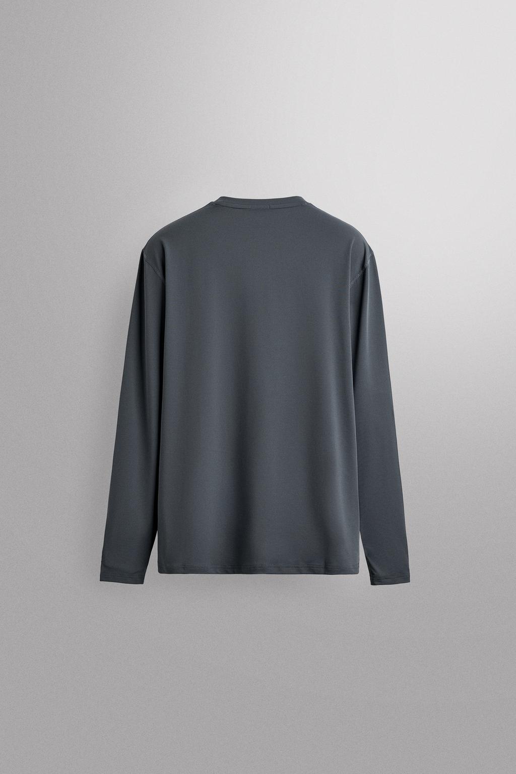 БАЗОВАЯ ФУТБОЛКА С ДЛИННЫМИ РУКАВАМИ ИЗ ВЫСОКОТЕХНОЛОГИЧНОЙ ТКАНИ