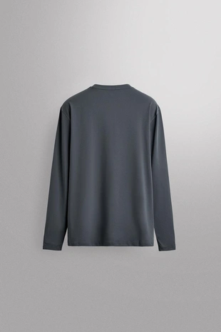 Базовая футболка с длинными рукавами из высокотехнологичной ткани- Заказать в России