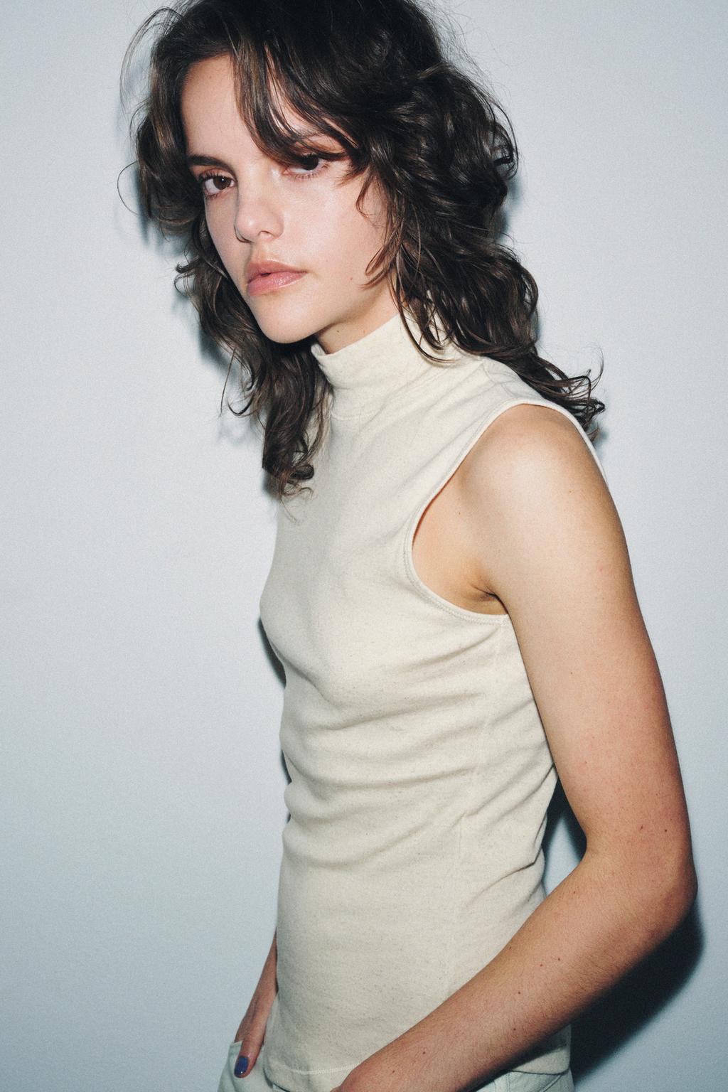 ФУТБОЛКА С ВОРОТНИКОМ-СТОЙКОЙ