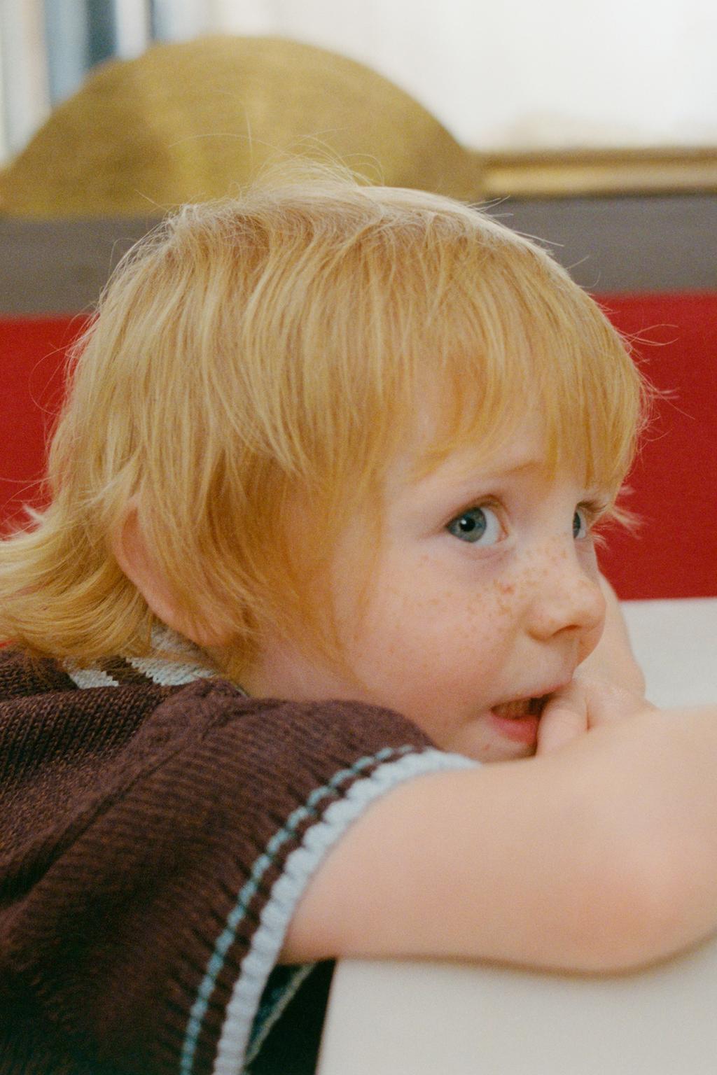 ТРИКОТАЖНОЕ ПОЛО С КОНТРАСТНЫМ ВОРОТНИКОМ