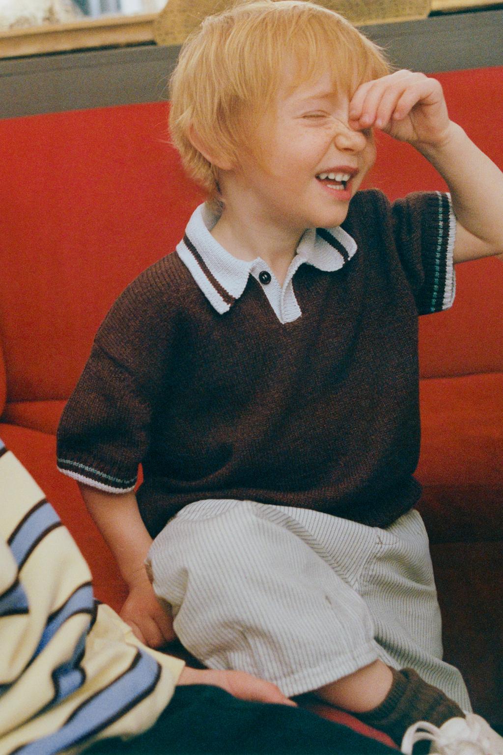 ТРИКОТАЖНОЕ ПОЛО С КОНТРАСТНЫМ ВОРОТНИКОМ