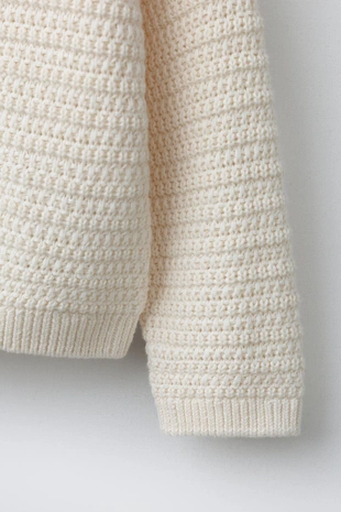 Трикотажный свитер поло с рельефным узором- Заказать в России