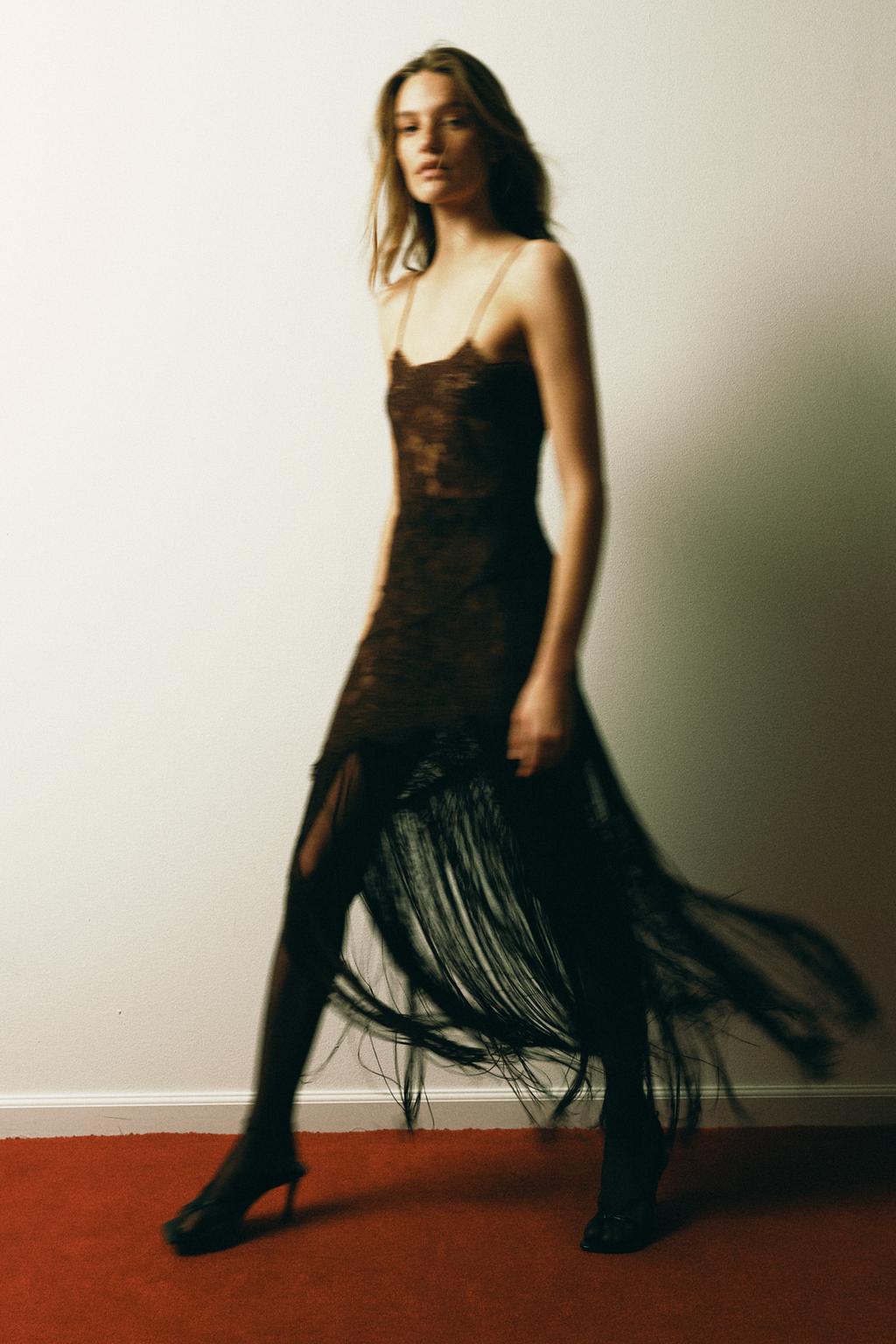 ПЛАТЬЕ НА БРЕТЕЛЯХ С КРУЖЕВОМ И БАХРОМОЙ