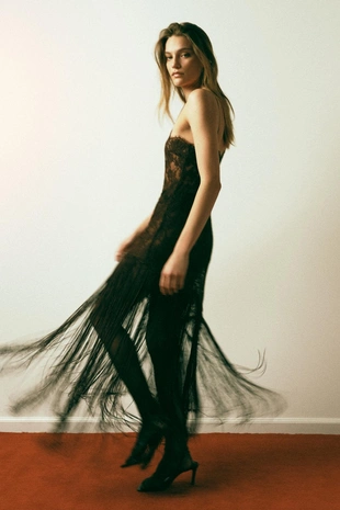 Платье на бретелях с кружевом и бахромой- Заказать в России