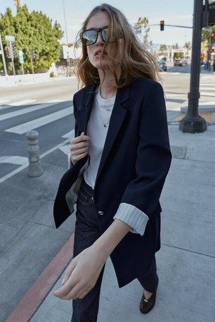 Блейзер с завернутыми рукавами и принтованными манжетами- Заказать в России